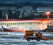 '대설특보, 제설 작업 중인 제주공항'