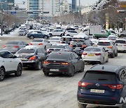 '폭설에 혼잡한 도로'