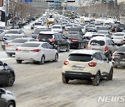 전북 맹추위 속 폭설로 도로 '꽁꽁'..출근길 혼잡·불편