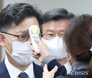 체온 측정하는 김현수·문성혁 장관