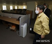 비어있는 여행업계 사무실 둘러보는 김정배 차관