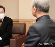 이용훈 주교와  대화하는 이낙연 대표