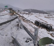 전북 눈폭탄에 교통사고만 100여건..밤부터 또 폭설