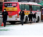 한파에 폭설까지..꽁꽁 싸맨 시민들 "출·퇴근길 걱정"