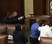 [종합] 美 의회서 총맞은 여성 결국 사망