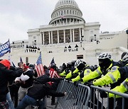 [종합]미국 민주주의가 공격당했다..시위대 의회 난입 초유의 사태