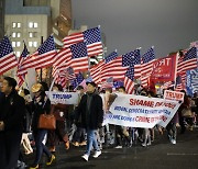 [사진] 日 신규 확진 6,000명인데..'트럼프 지지' 일본인 수백명 '노마스크 시위'