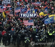 트럼프 지지자들 초유의 美의회 난입..바이든 승리확정 전격중단(종합)