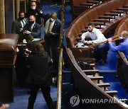 미 하원에서 시위대 난입 막기 위해 총 겨누는 경찰