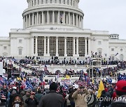 사상 초유의 시위대 점거 사태 빚어진 미 의사당