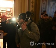 '무너진 美민주주의' 시위대 의사당 난입..바이든 당선확정 못해