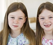 일란성 쌍둥이도, 유전적으로 100% 같진 않아 (연구)