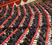 김정은 사업총화 보고에 귀 기울이는 북한 당 대회 대표자들