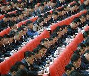 '모두 집중'..당 대회 3일 차 회의 참가한 북한 대표자들