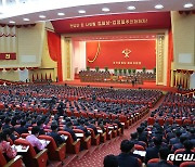 '마라톤 보고' 진행하는 북한 김정은.."대회 참가자 무한히 격동"