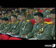 제8차 노동당 대회 3일 차 회의 집중하는 북한 대표자