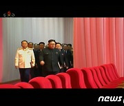 제8차 노동당 대회 3일 차 회의에 입장하는 북한 김정은