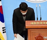 고개숙여 인사하는 무소속 김병욱 의원