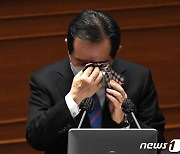 '눈물 훔친' 정세균 '또박또박' 정은경..野 방역 실패 '총공세'