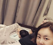 '김경록♥' 황혜영, 둥이들과 남편 배 베고 누워 TV시청..행복만 가득해