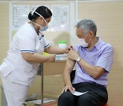 68세 싱가포르 리셴룽 총리 코로나19백신 접종.."고통 없고 효과적"