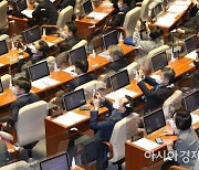 [포토]법률안 통과 순간 사진촬영하는 여당 의원들
