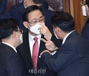 <포토> 본회의에서 대화하는 주호영 원내대표와 김영진 원내수석부대표