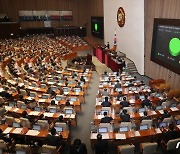 '정인이법' 본회의 통과..아동학대 신고땐 즉시수사 의무화