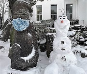 [fn포토] 제주 돌하르방과 눈사람 '울라프'의 만남