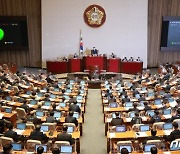 '산재시 경영자 처벌' 중대재해법 본회의 통과.. '노사 모두 반발'