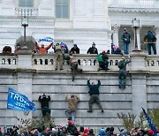 [한국일보 사설] 美 민주주의 오점 남긴 트럼프 지지자들 의회 습격