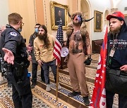 美의회 점거 주도한 음모론 집단.."정치가 부추기고, SNS가 날개 달아줘"