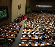 [머니S포토] 국회 본회의 통과되는 중대재해법