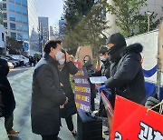 김종천 과천시장, '정부과천청사 일대 주택공급계획 반대' 시위현장 찾아 격려