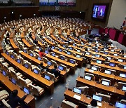논란 속 국회 본회의 통과한 '중대재해법'