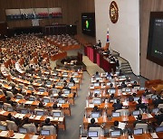국회 문턱 넘은 중대재해 처벌법..정의당은 '기권표'
