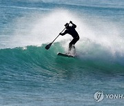 [픽! 부산] "바닷속이 더 따뜻해" 영하 12도 최강 한파에 서핑 황홀경