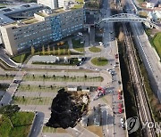 '폭격맞은 듯' 이탈리아 나폴리 병원 앞 거대 싱크홀