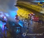 대전통영고속도로 덕유산휴게소서 택배트럭에 불..인명피해 없어