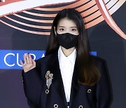 '2021 골든디스크' 대상은 아이유 "꾸준히 사랑해줘 감사..1월 중 신곡 내겠다"