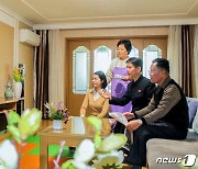 제8차 노동당 대회 보도 시청하고 있는 북한 가정의 모습