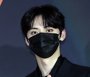 뉴이스트 황민현 '심쿵 눈빛'