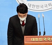 '개소리' 발언은 윤리특위 제소하면서..중대 의혹은 탈당으로 끝?