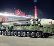 김정은, 핵추진잠수함 도입 공식화.. "ICBM 명중률도 높이겠다"