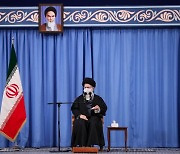 이란 최고지도자 지시로 코로나 백신 15만 도스 구매 취소