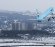 제주공항 운항 재개, 이륙하는 항공기