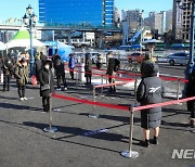 당국 "감소세에도 당분간 강력한 거리두기 이어가야"(종합)