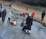 '냉동실 한파' 속 도심 하천 꽁꽁, 시민들 '얼음 지치기'