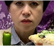 박미선 "빵 위 샐러드+고추와 된장. 식성 이상해?" 진지한 표정에 누리꾼 "무서워요"
