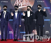 [TD포토] 뉴이스트 '단체 손인사' (골든디스크어워즈)